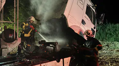 Batman'da park halindeki tır alev aldı!