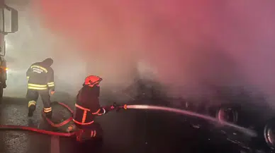 Diyarbakır'da park halindeki tır alev alev yandı