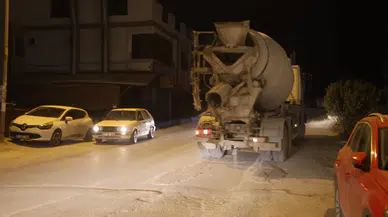 Hatay'da seyir halindeki mikser yola beton döktü!