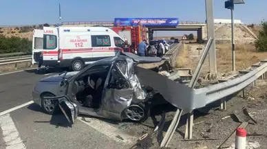 Kırıkkale'de otomobil bariyerlere ok gibi saplandı! Ölü ve yaralılar var