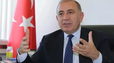 Gürsel Tekin, Taksim Cumhuriyet Anıtı'na 'CHP İstanbul İl Başkanlığı' adına çelenk bıraktı