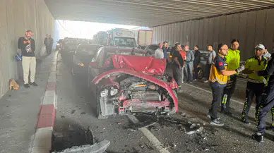 Uşak'ta zincirleme kaza! 3 otomobil birbirine girdi