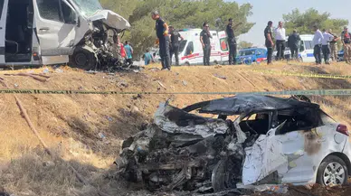 Şanlıurfa'da yolcu minibüsü ile otomobil çarpıştı: 1 ölü, 14 yaralı