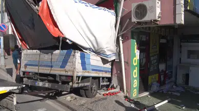 Üsküdar'da freni patlayan kamyonet, ganyan bayisine daldı!