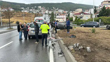 Maltepe’de otomobil aydınlatma direğine çarptı!