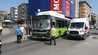 Kocaeli'de halk otobüsü ile kamyonet çarpıştı: 1'i çocuk 6 kişi yaralandı!