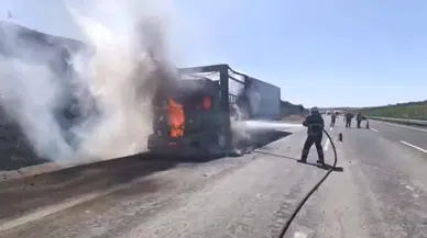 Şanlıurfa'da saman yüklü tır alev aldı