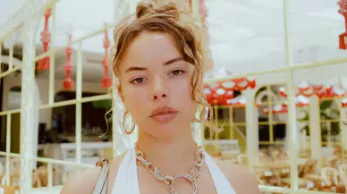 İphone 17 lansmanında yer alan Nilüfer Yanya kimdir?