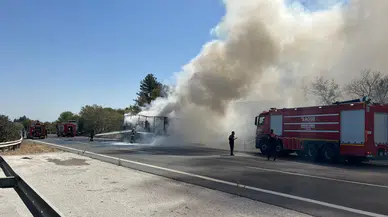 Adana'da eşya yüklü tır alev aldı!