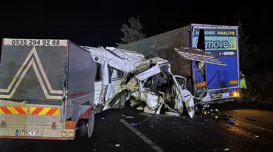 Minibüs tıra çarptı: 3 ölü