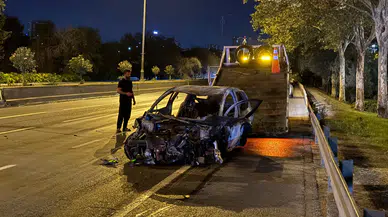 Esenler'de korkunç kaza! Bariyerlere çarpan otomobil alevlere teslim oldu: 5 yaralı!