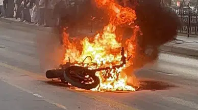 Kastamonu'da seyir halindeki motosiklet alev alev yandı
