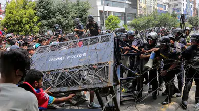 Nepal protestolarda 19 kişinin öldürülmesinin ardından sosyal medya yasağını kaldırdı