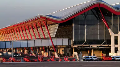 Madrid havalimanında grev krizi: Yolcular metrelerce kuyruk oluşturdu