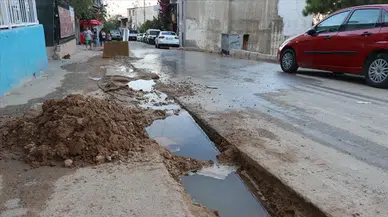 İzmir'de patlayan su borusu yolu göle çevirdi: Mahalleli çileden çıktı