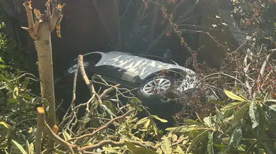 Sarıyer'de otomobil evin bahçesine uçtu: 1 yaralı!