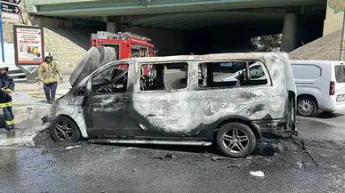 Üsküdar’da seyir halindeki panelvan alev aldı: Sürücü son anda kurtuldu