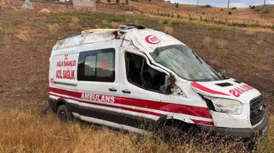 Gümüşhane'de ambulans takla attı: 3 sağlık personeli yaralandı