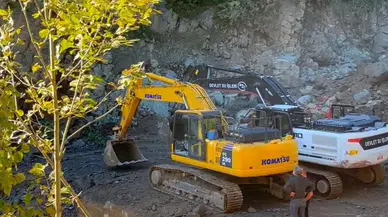Rize Ardeşen’de riskli kayalar iş makineleriyle kontrollü şekilde yıkılarak temizleniyor