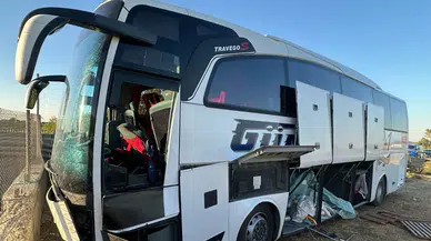 Mersin'de yolcu otobüsü refüje girdi: Kazada 13 kişi yaralandı!