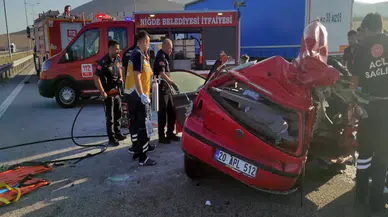 Niğde'de otomobil, çekicinin römorkuna çarptı: 2 ölü, 3 yaralı!