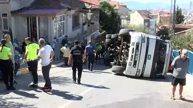 Pendik’te korkutan kaza: Traktör yüklü kamyon gecekonduya girdi!