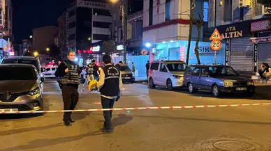 Bağcılar'da seyir halindeki otomobile silahlı saldırı: 2 yaralı