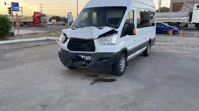 Bursa'da işçi servisi ile minibüs çarpıştı: 4 yaralı