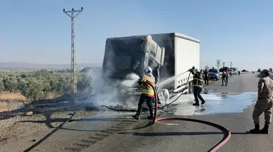 Hatay'da tır alevlere teslim oldu!