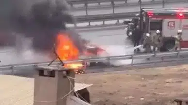 Üsküdar’da seyir halindeki otomobil alev aldı