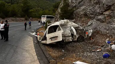 Antalya'da otomobil ile yolcu otobüsü çarpıştı: 1 ölü, 1 yaralı