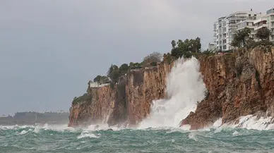 Antalya'da falezlerden denize düşen kişi öldü