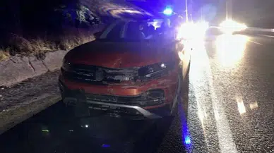 Bilecik’te kontrolden cıkan otomobil refüje çarptı