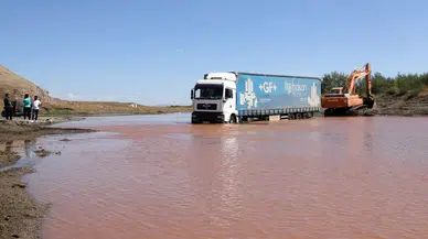 Kızılırmak’ta kuma saplanan tır 2 günlük çalışmanın ardından kurtarıldı