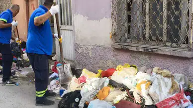 Adana’da kötü koku ihbarı: Evden 2 kamyonet çöp çıkarıldı