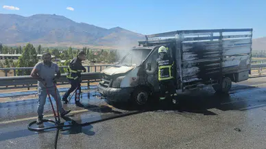 Erzincan'da seyir halindeki kamyonet alev aldı!