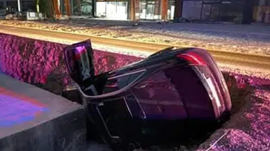 Bursa'da otomobil üst geçit inşaatına düştü: 4 kişi yaralandı