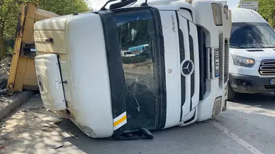 Beykoz’da kamyon devrildi