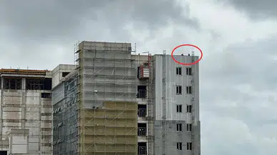 Samsun'da işçiler hastane inşaatının çatısına çıkıp eylem yaptı!