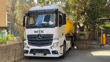 Kadıköy’de hafriyat kamyonu dar sokakta sıkıştı!