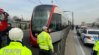 Kabataş'ta korkutan kaza: Tramvayın çarptığı şahıs korkuluklara sıkıştı