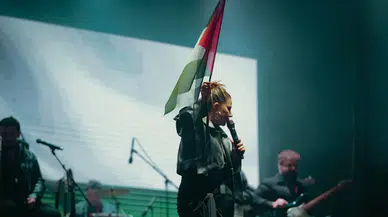 Merve Özbey'den Bitlis konserinde Filistin'e destek!