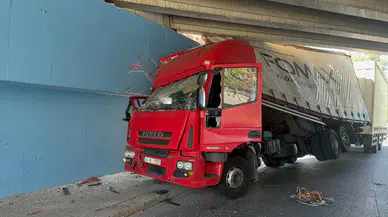 Küçükçekmece'de sünger yüklü tır alt geçide sıkıştı!