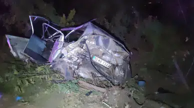 İzmir'de korkunç kaza! Kamyonet ile otomobil çarpıştı: 1 ölü, 8 yaralı!