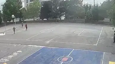 Okul müdürü hayat kurtardı: Çocukların üzerine giden aracı durdurdu!