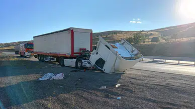 Erzurum'da karşı şeride geçen tır devrilerek ikiye ayrıldı!