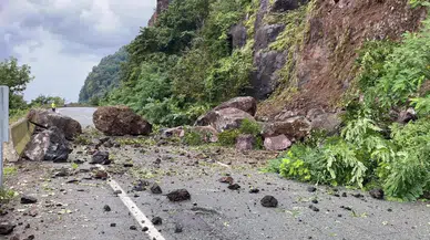 Artvin’de heyelan: Karadeniz Sahil Yolu ulaşıma kapandı