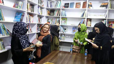 Taliban, üniversitelerde kadın yazarların kitaplarını yasakladı!
