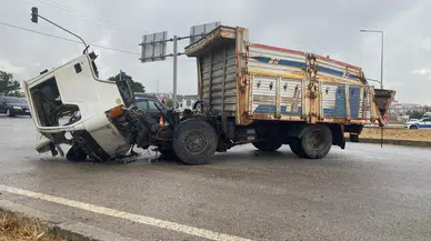 Çanakkele'de kamyonet ile kamyon çarpıştı: Sürücü hayatını kaybetti