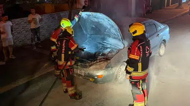 Balıkesir'de park halindeki otomobil alev aldı